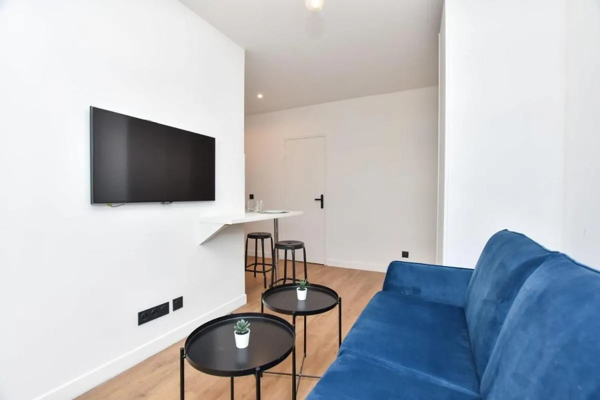 Renovated 2Bd Apartment In Parc Belleville Paris France